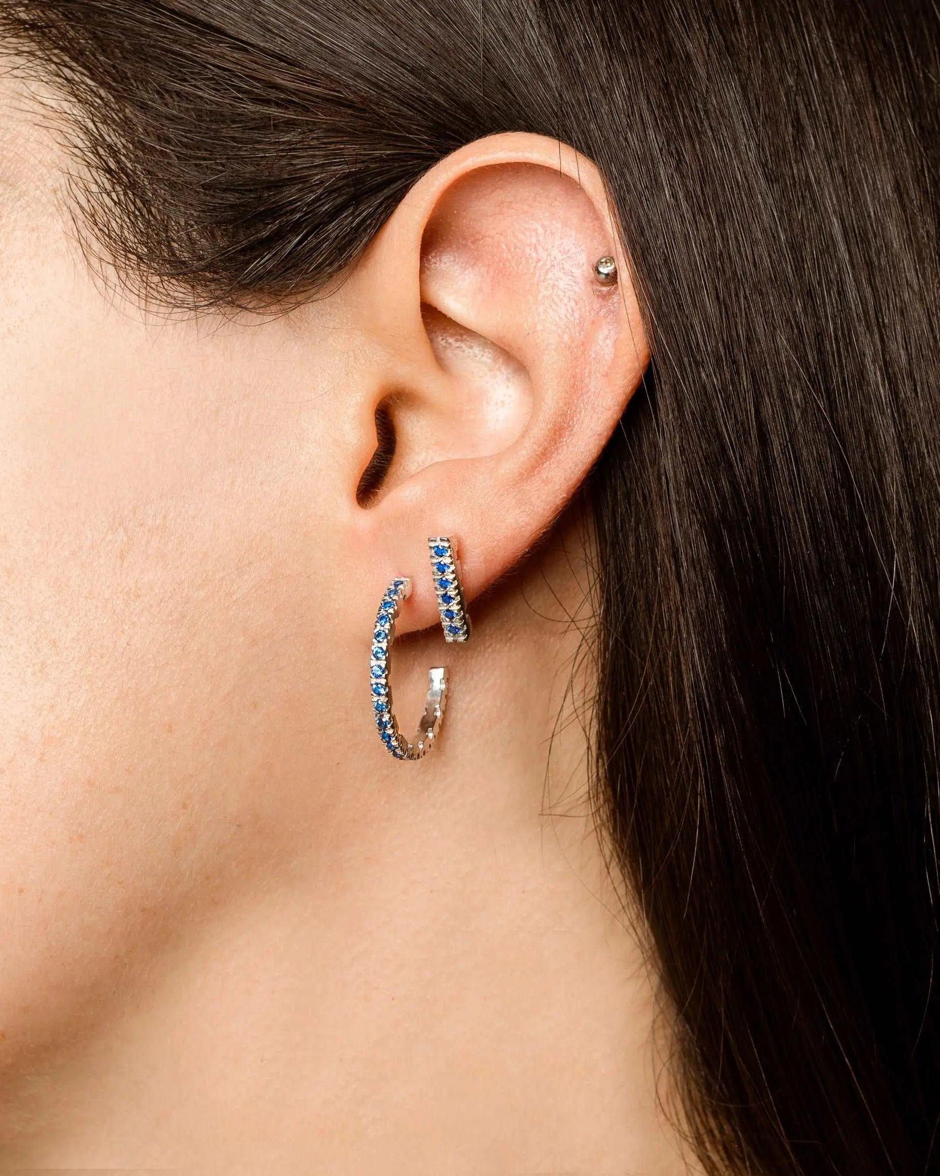 Orecchini Round in argento 925 con zirconi blu - collezione Nuance - Adami Gioielli