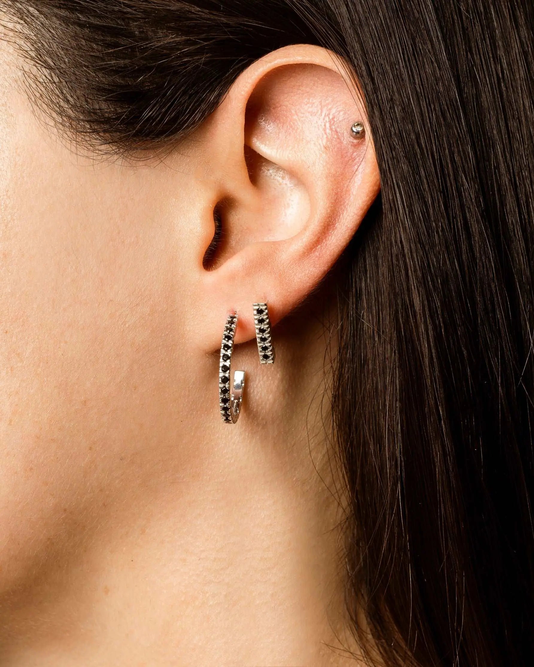 Orecchini Round in argento 925 con zirconi neri - collezione Nuance - Adami Gioielli